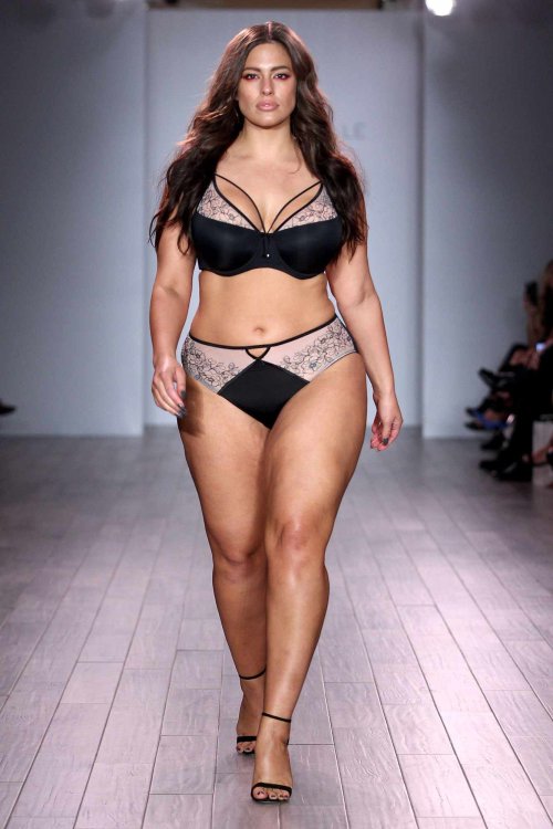 AshleyGraham.thumb.jpg.cdda5d16775a274c693895c32b10d3d1.jpg